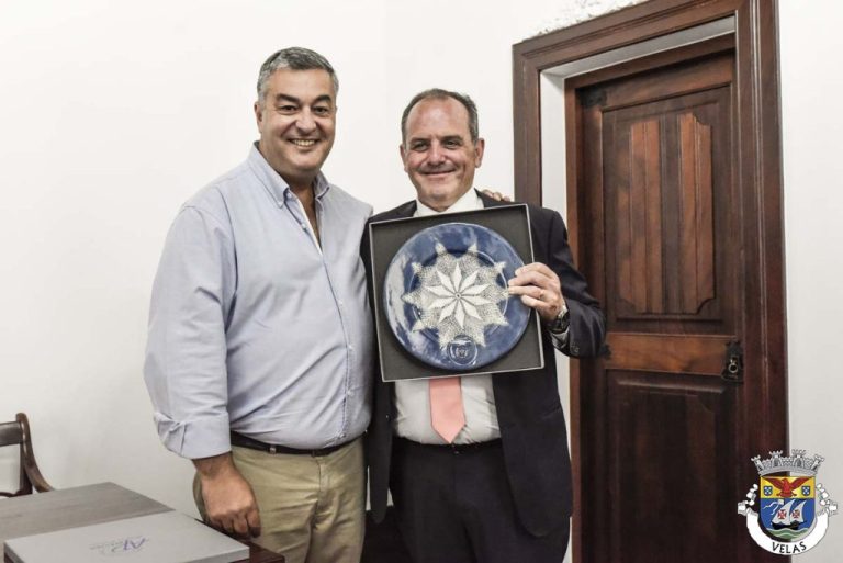 Representantes da Câmara Municipal das Velas e da Filarmónica Estrela do Oriente