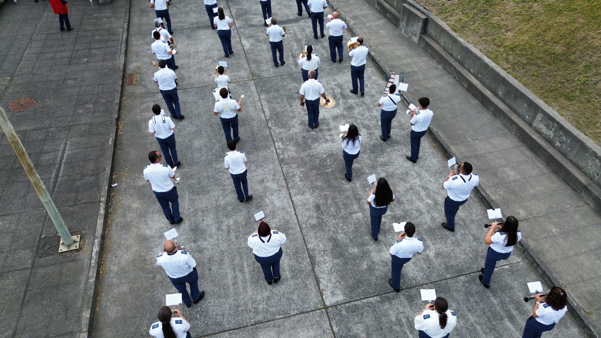 Vista aérea dos músicos da Filarmónica Estrela do Oriente em formação ao ar livre